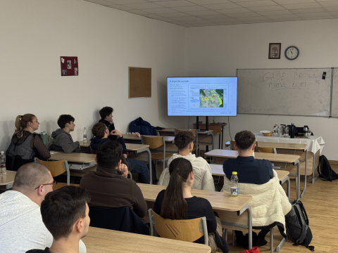 Hallgatók az AEDIH felcsúti programján, 2026. február 19-én, a Felcsúti Letenyey Lajos Gimnázium Technikum és Szakképző Iskola egyik termében