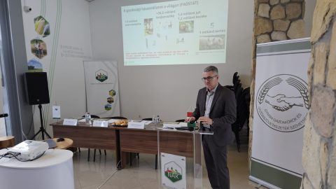 Tóth Tamás kutatóprofesszor a precíziós állattenyésztés technológiáiról beszélt Győrben, az AEDIH rendezvényen, 2026. február 17-én, kedden