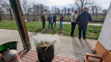 Főzés, a szakmai beszégetés folytatása a szünetben