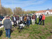 Közel 50-en vettünk részt Mezőhegyesen a Nemzeti Ménesbirtok és Tangazdaság Zrt. területén tartott dróntechnológiai bemutatóján